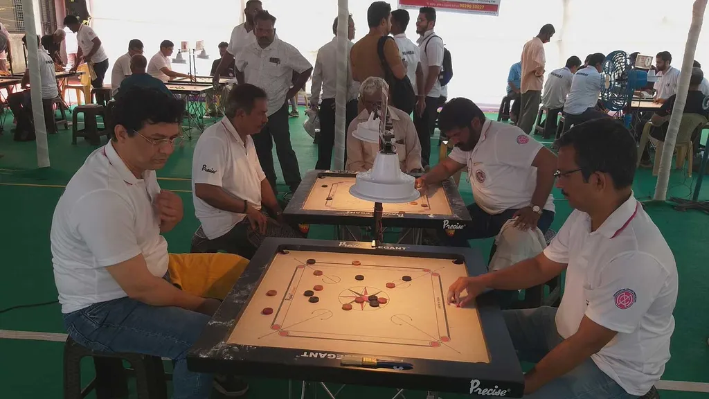 Precise Super Satin 82 X 82 Cm – 8 Kg – 6 Mm – Carrom Board – Komplett Mit Striker Powder Discs – Hergestellt In Indien Spitzenqualität 9 Precise Super Satin 82 X 82 Cm – 8 Kg – 6 Mm – Carrom Board – Komplett Mit Striker Powder Discs – Hergestellt In Indien Spitzenqualität – Bild 9