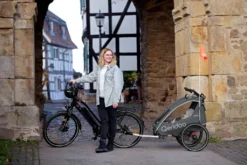 Qeridoo QUPA 1 Kinderfahrradanhänger, Farbe:grey -Globbervi Verkaufe e02aa042e57bd67afcf0c795e28953b2